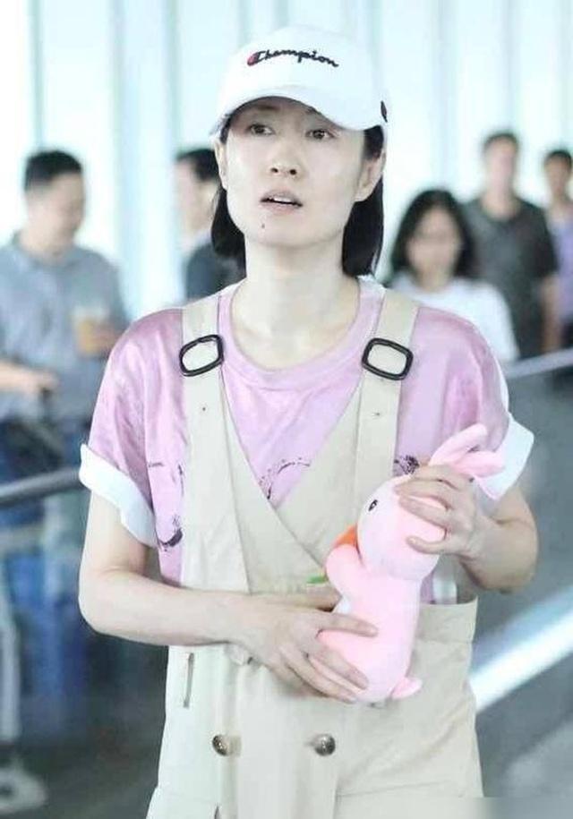 刘敏涛越老越时髦，粉色T恤搭卡其背带裙配棒球帽，减龄真的不止二十岁