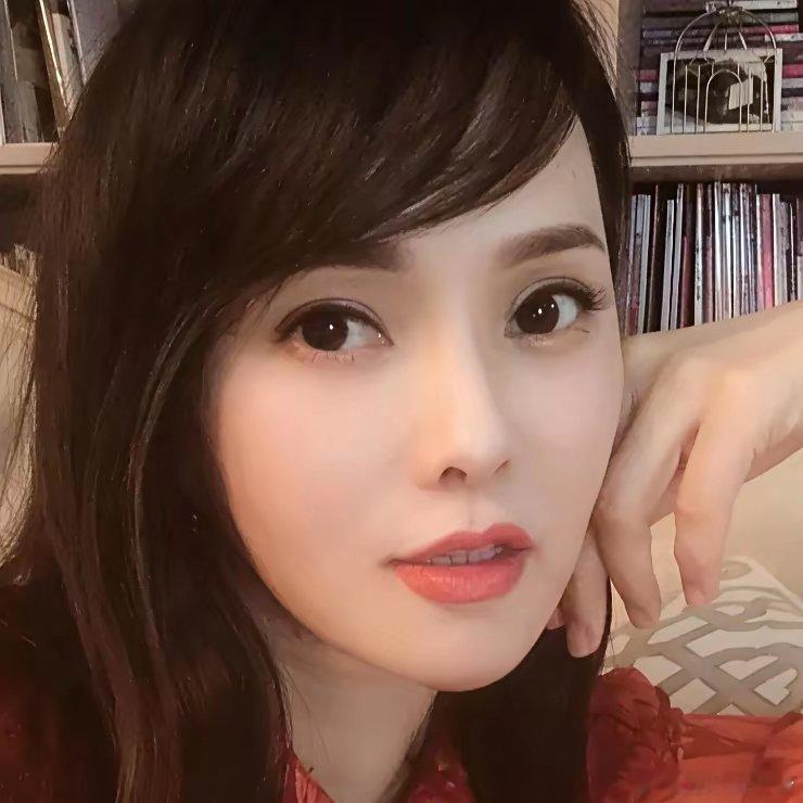 年近60的伊能静为什么那么爱撒娇？除了她天生的性格以外，还有一个重要的因素，那就