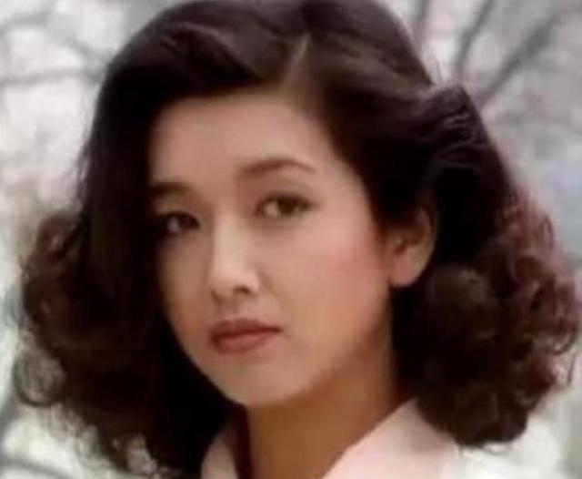 1998年，江珊在美国生下了女儿，王志文马不停蹄坐飞机去看孩子，见面就夸孩子的名