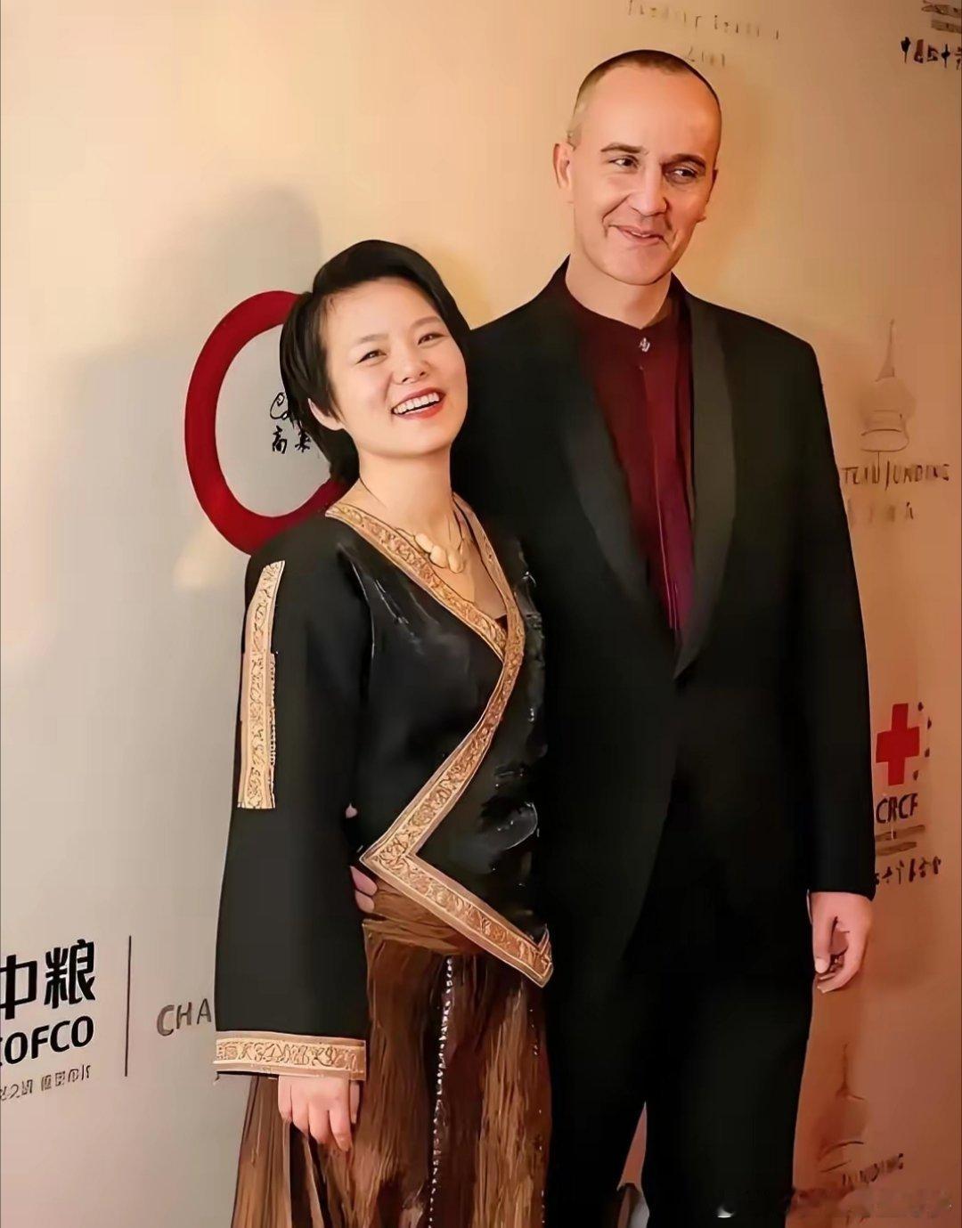 龚琳娜离婚的消息一出，杨幂的含金量又上升了，杨幂在事业上升期选择结婚生女，5年的