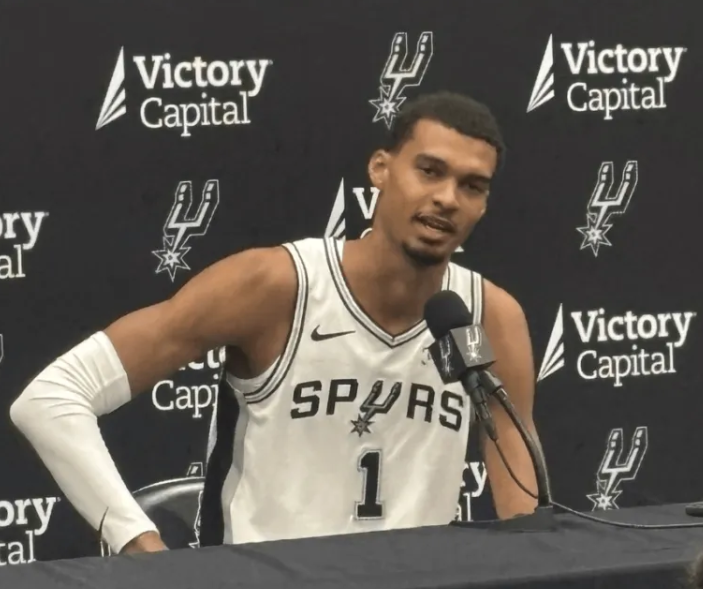 马刺主教练米奇-约翰逊接受了记者采访。记者：维克托-文班亚马和斯蒂芬-卡斯尔今