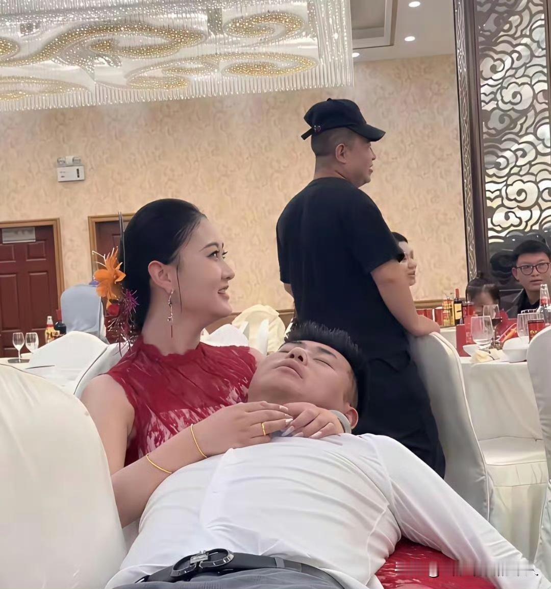 娶此佳媳上辈子恐是拯救了银河系婚礼一幕看哭无数网友婚礼本就热闹又感人那张流