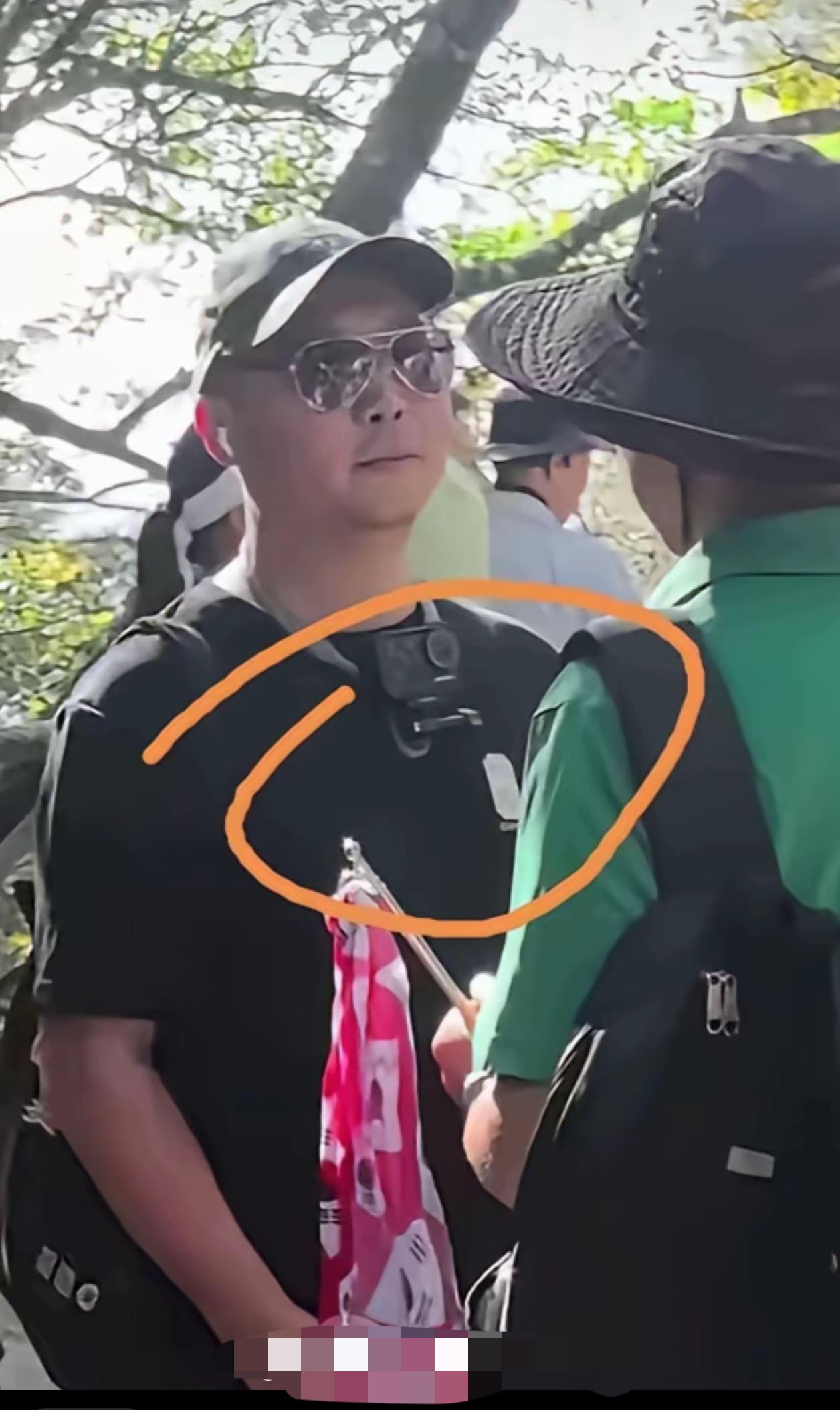 这不是有病嘛，刚看到一视频，国庆节期间，一个导游在张家界带着一个韩国旅游团，他拿