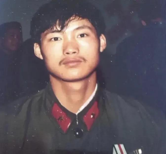 “盘肠英雄”一等功臣赵佑卿，江苏高邮人，1983年10月入伍，1985年随部队赴