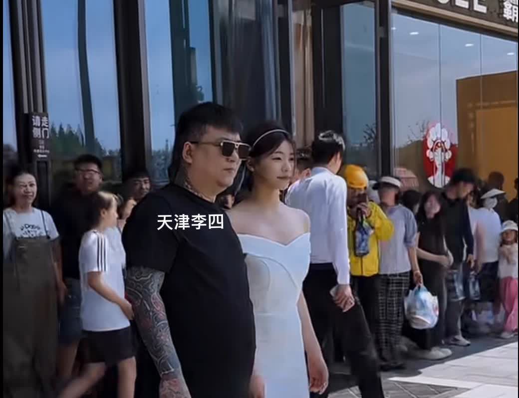 天津四哥，又叫天津李四，真名闫华升，外号盖世英雄四。今天他跑到山东日照万达，给自