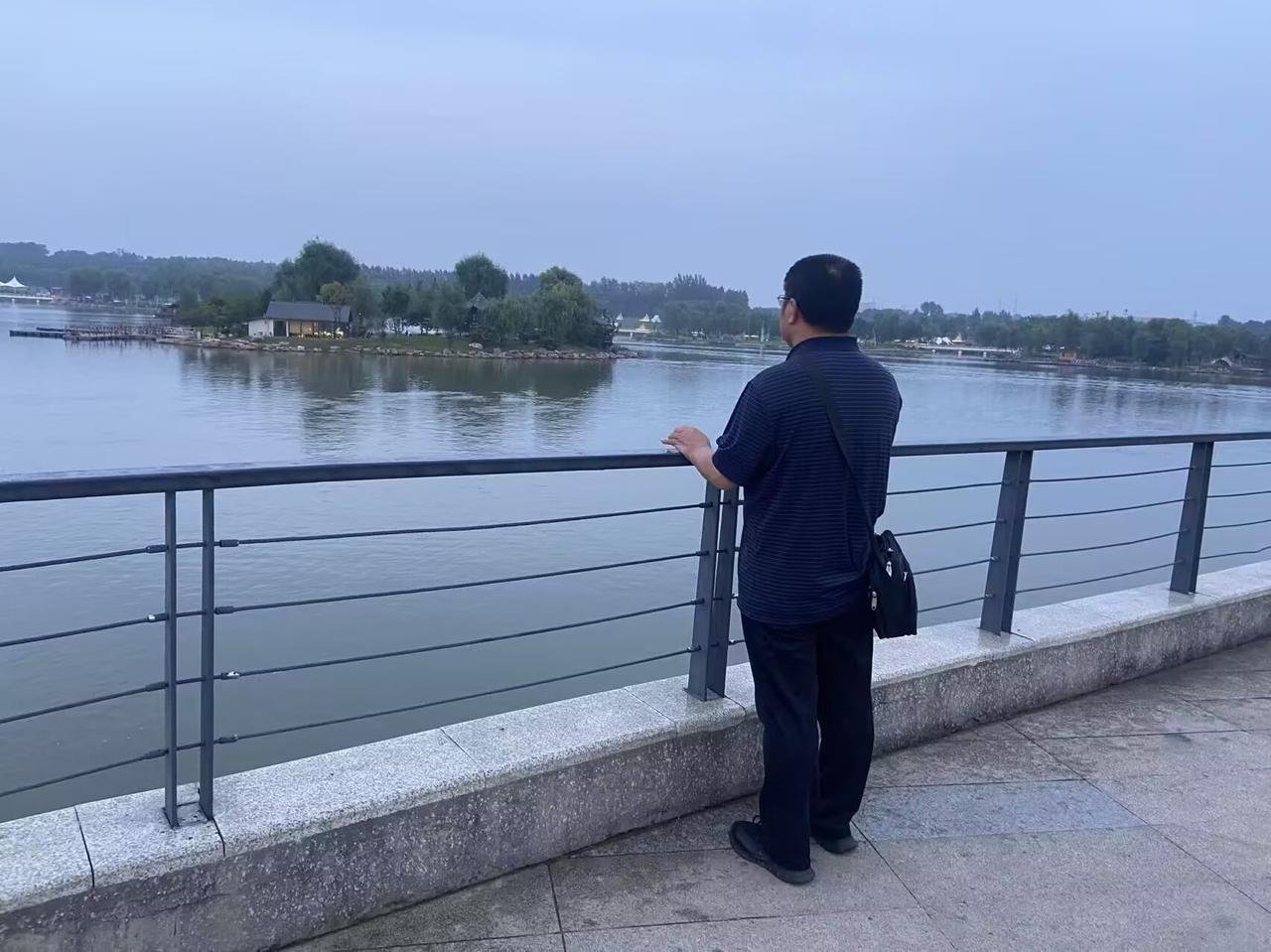 外甥女昨天生了第二胎，然后打电话问我：二舅，生了二胎，是个男孩，你老人家是老师，