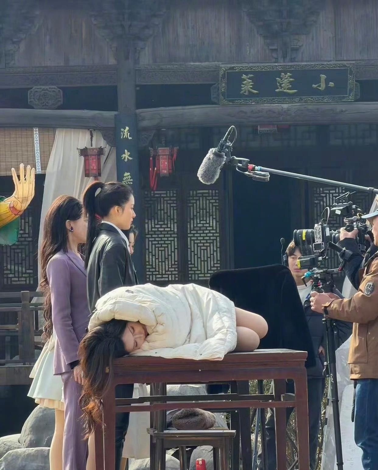 韩安冉可太逗了，直接躺拍摄桌上就睡，当时其他演员还在拍呢，那画面老突兀了。