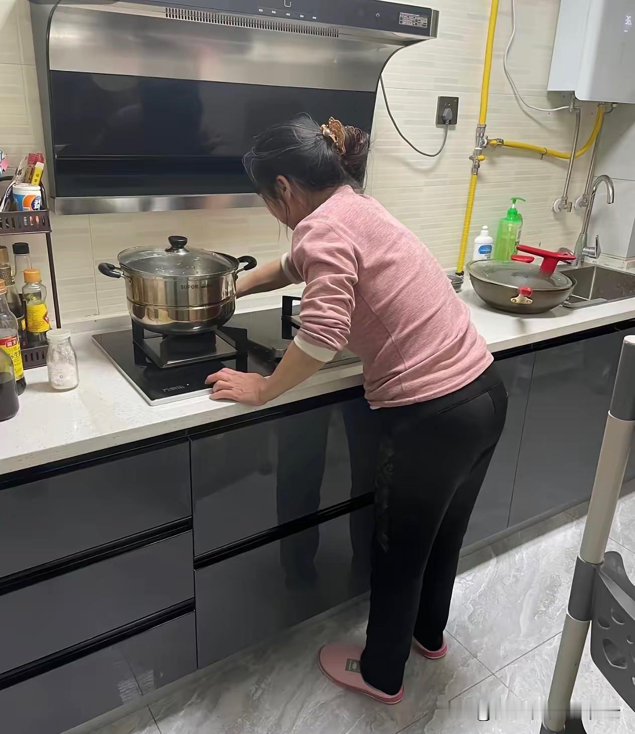 她总说，这辈子最幸运的事就是遇到了现在的婆婆。她的婆婆今年六十岁，拿着稳定的退休