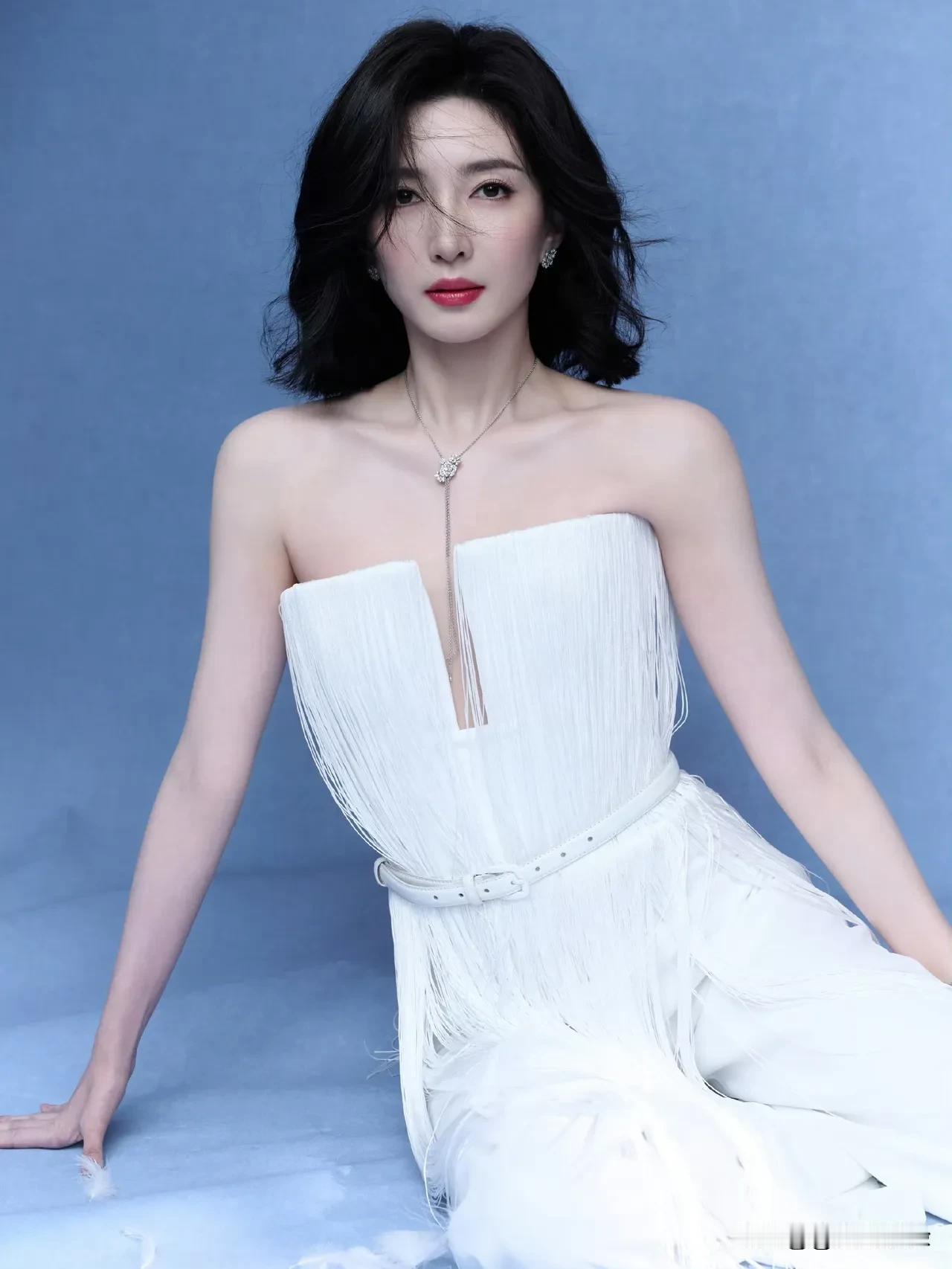 江疏影一袭白衣，那美真的绝了！一组光脚美腿写真里，她身着白裙，像从画中走出的仙子