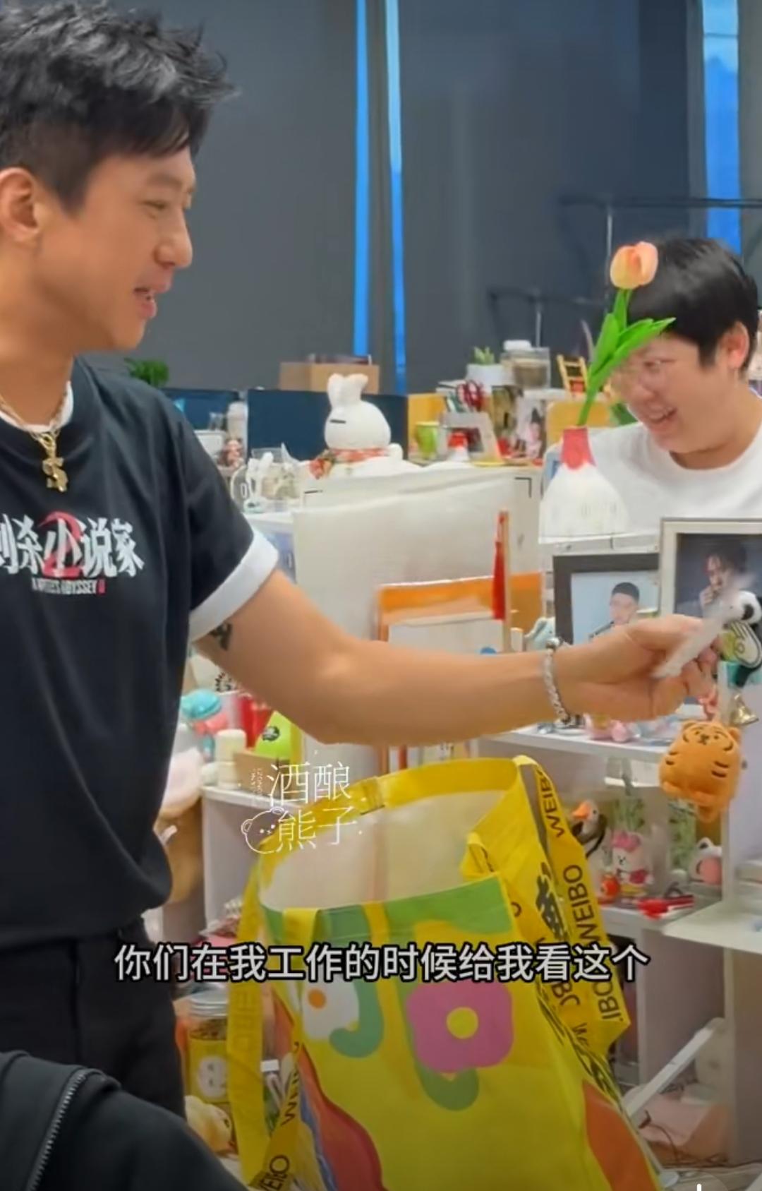 谁懂啊！邓超正对着镜头聊工作，旁边人悄悄翻出孙俪的照片，他余光扫到瞬间破功：“别