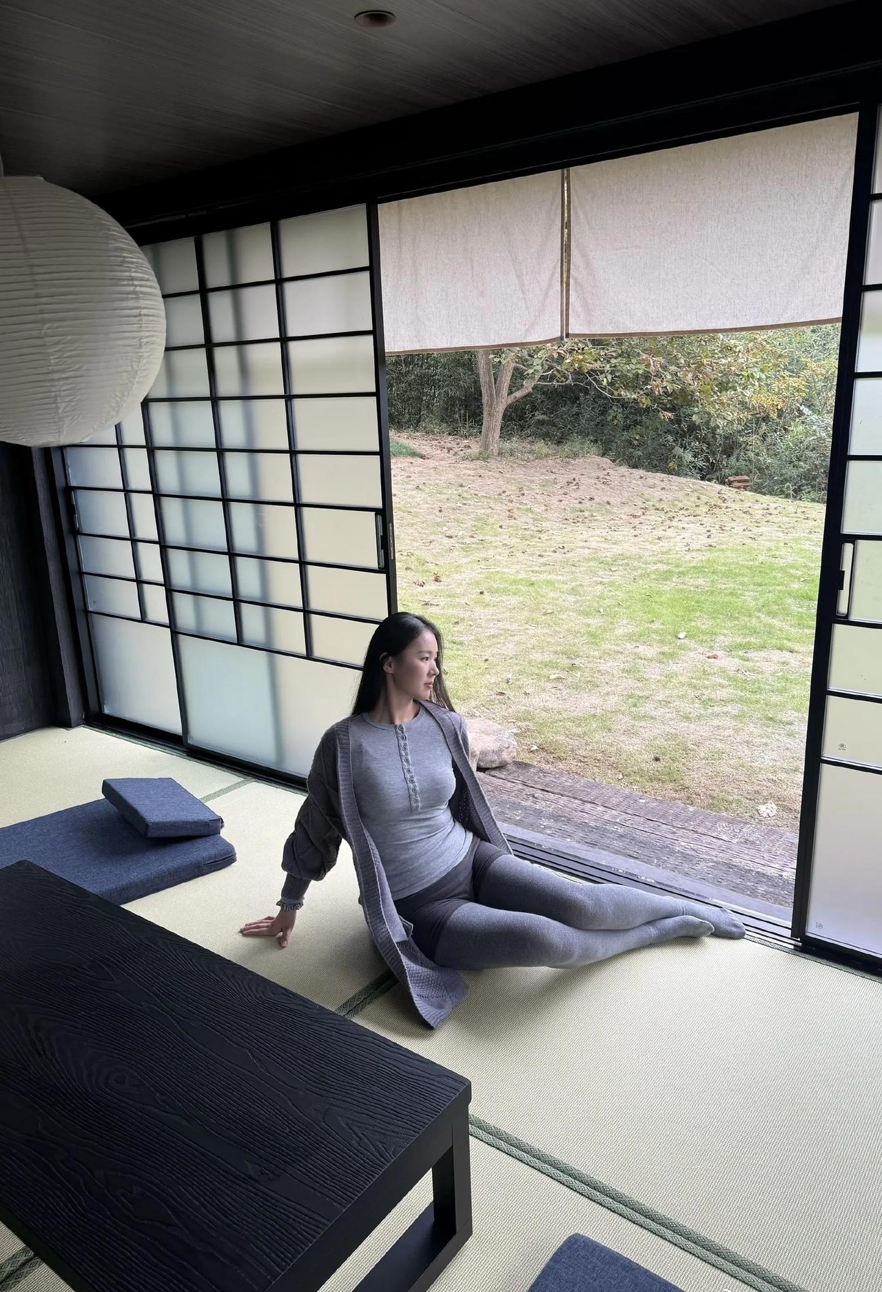 这套穿搭是温柔松弛的浅灰同色系针织风，把舒适感和简约高级感融合得很自然。浅灰针织