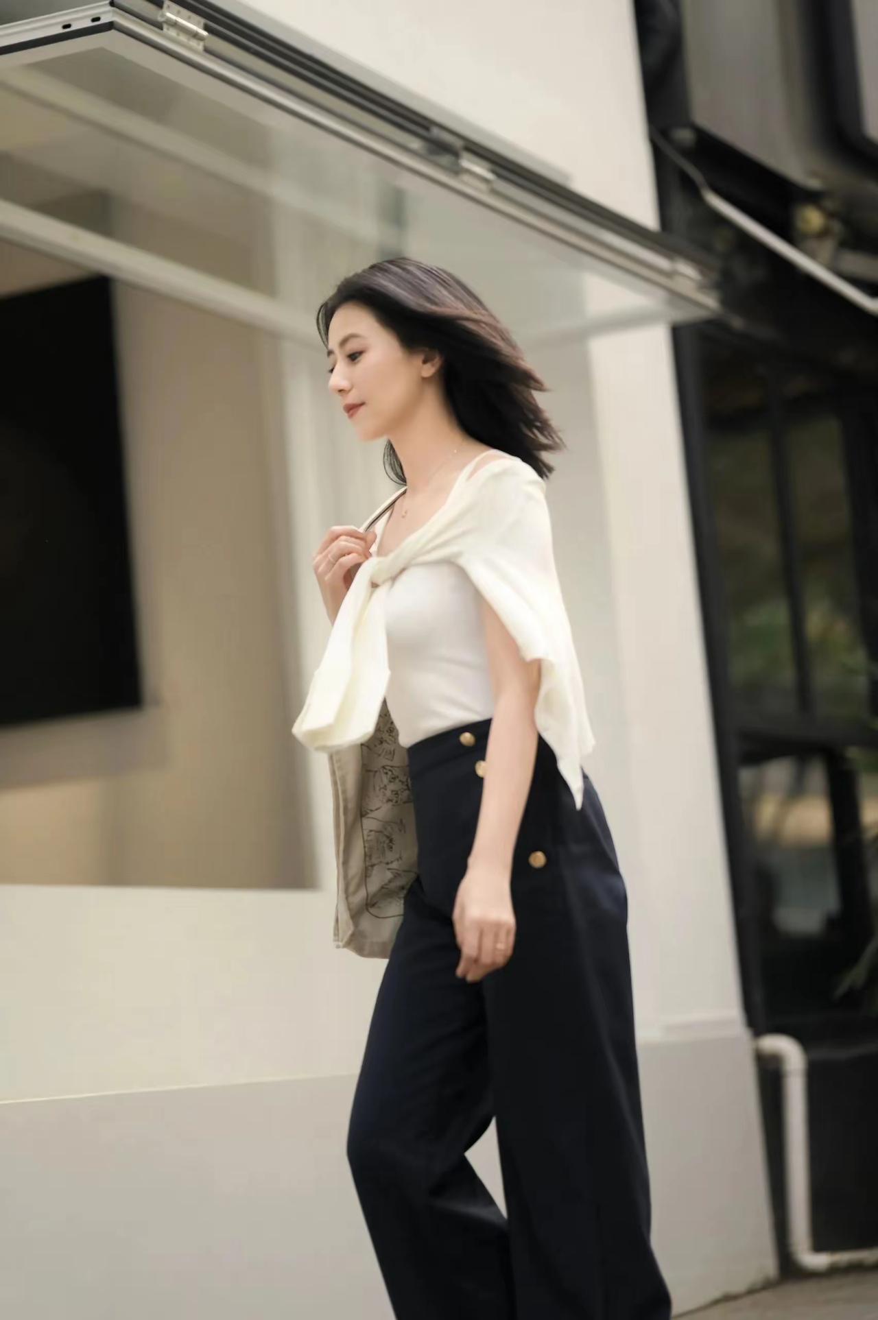 高圆圆是刻在骨子里的东方温婉美人，眉眼柔和清丽，容颜素雅不艳俗。气质干净从容，自