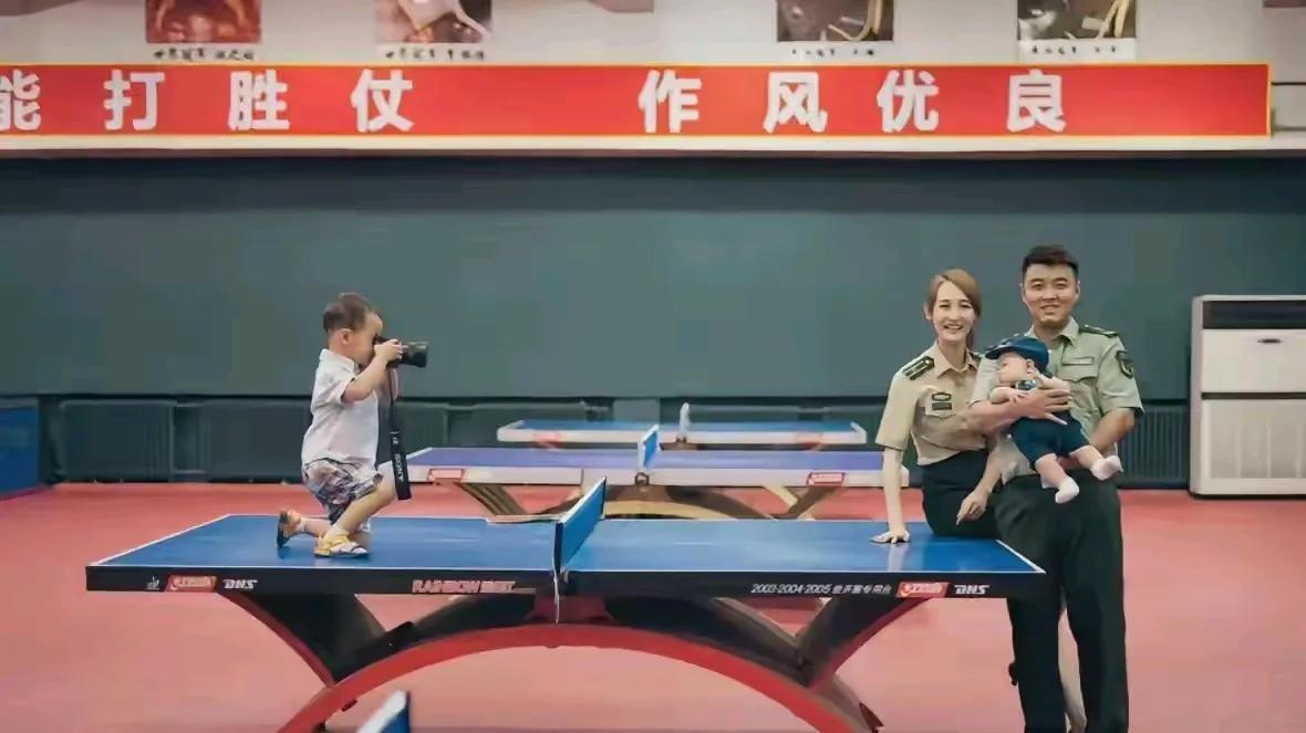 好喜欢王浩一家人！王浩和小雅原来都是军人，王浩在八一队退役，小雅在总政歌舞团退