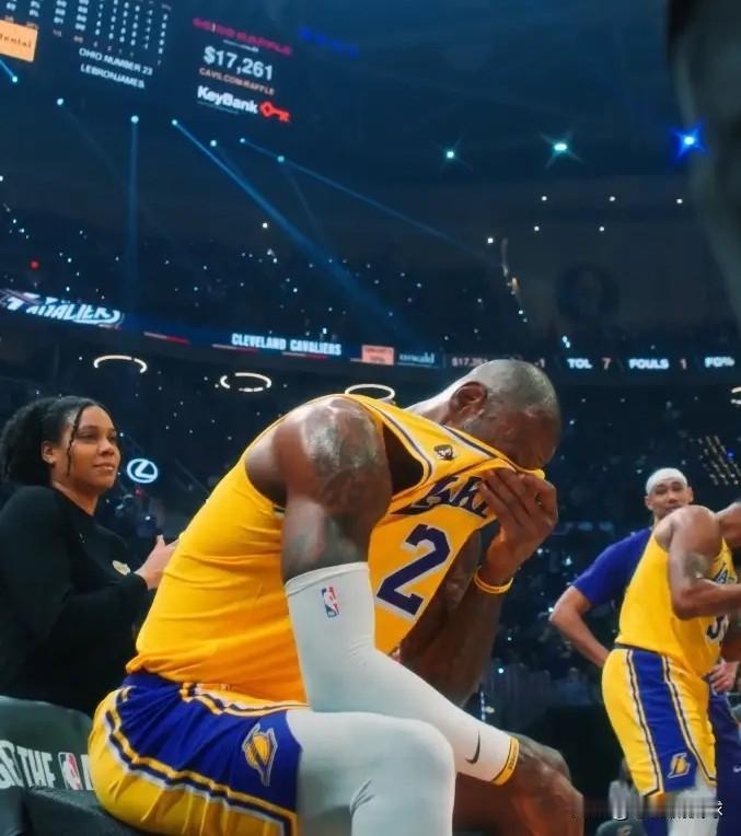 在今天湖人客场挑战骑士的比赛中，发生了特别感人的一幕。在比赛开始之前，骑士的主场