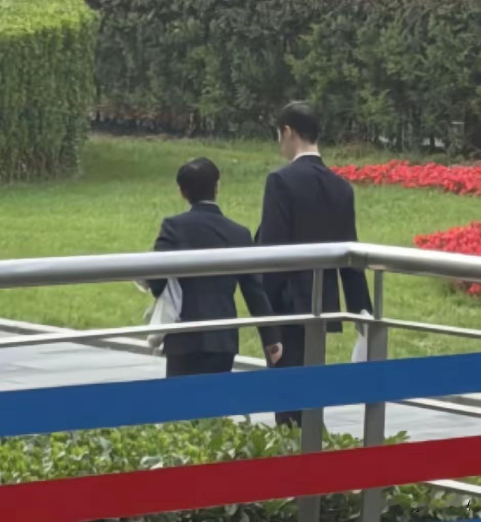 我去！网友通过一个背影，就锁定了西装革履的孙颖莎！一旁的王励勤的手里貌似还拿