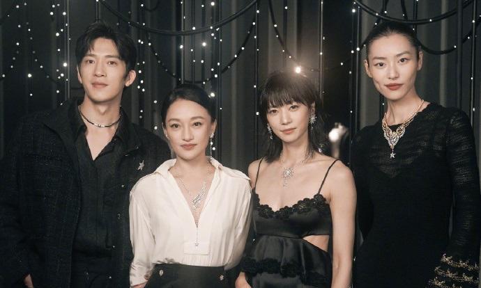 最近周迅和刘雯还有井柏然一起出席香奈儿的时尚活动，三位都非常的有气质。周迅这次