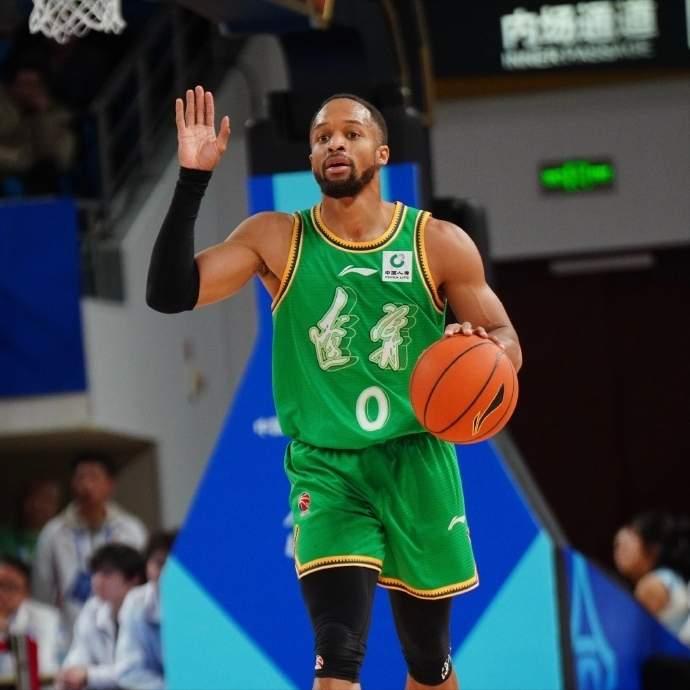 很多辽宁球迷纠结于，俱乐部管理层不应该用半年没打球享特换掉布郎？认为是西爪换芝麻