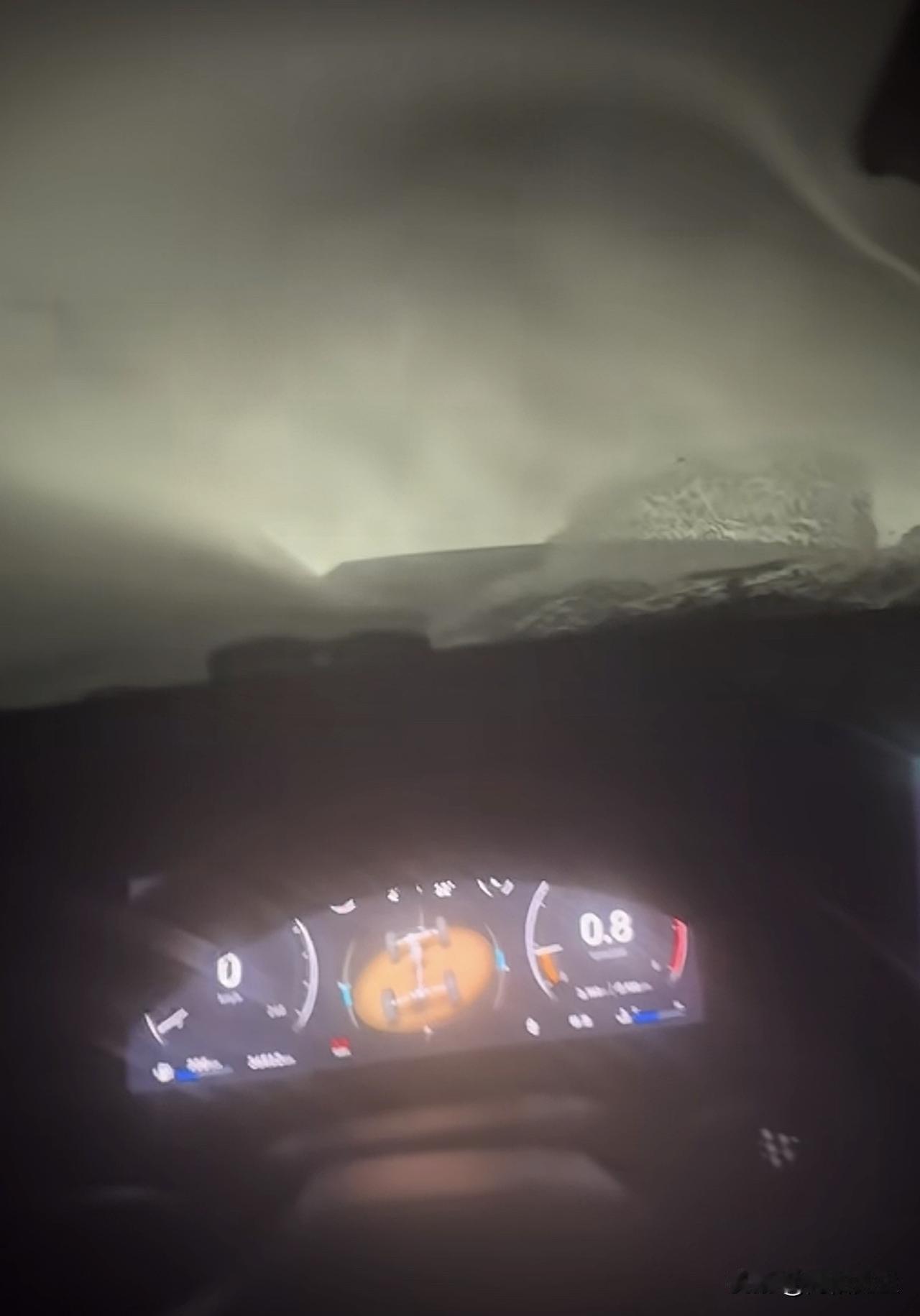 已经被困10小时了，我想起出发前朋友的警告：“冬天别轻易走内蒙的高速，白毛风一来