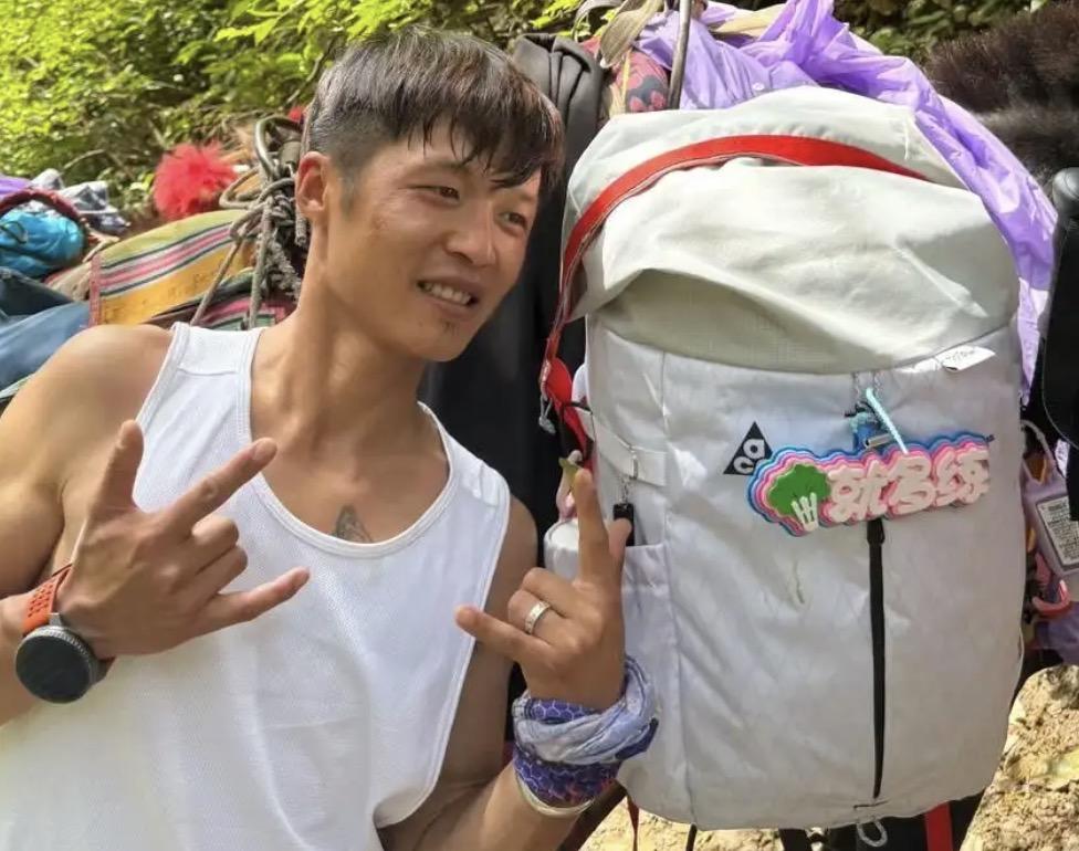 云南2男子徒步梅里雪山大环线失联超120天，家属为寻找更多地线索欲补办手机卡，在