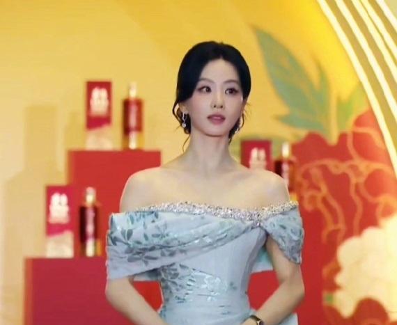今天刘诗诗亮相中国电影之夜活动，她这次搭配了一件蓝色的抹胸裙，像个迷人的美少女。