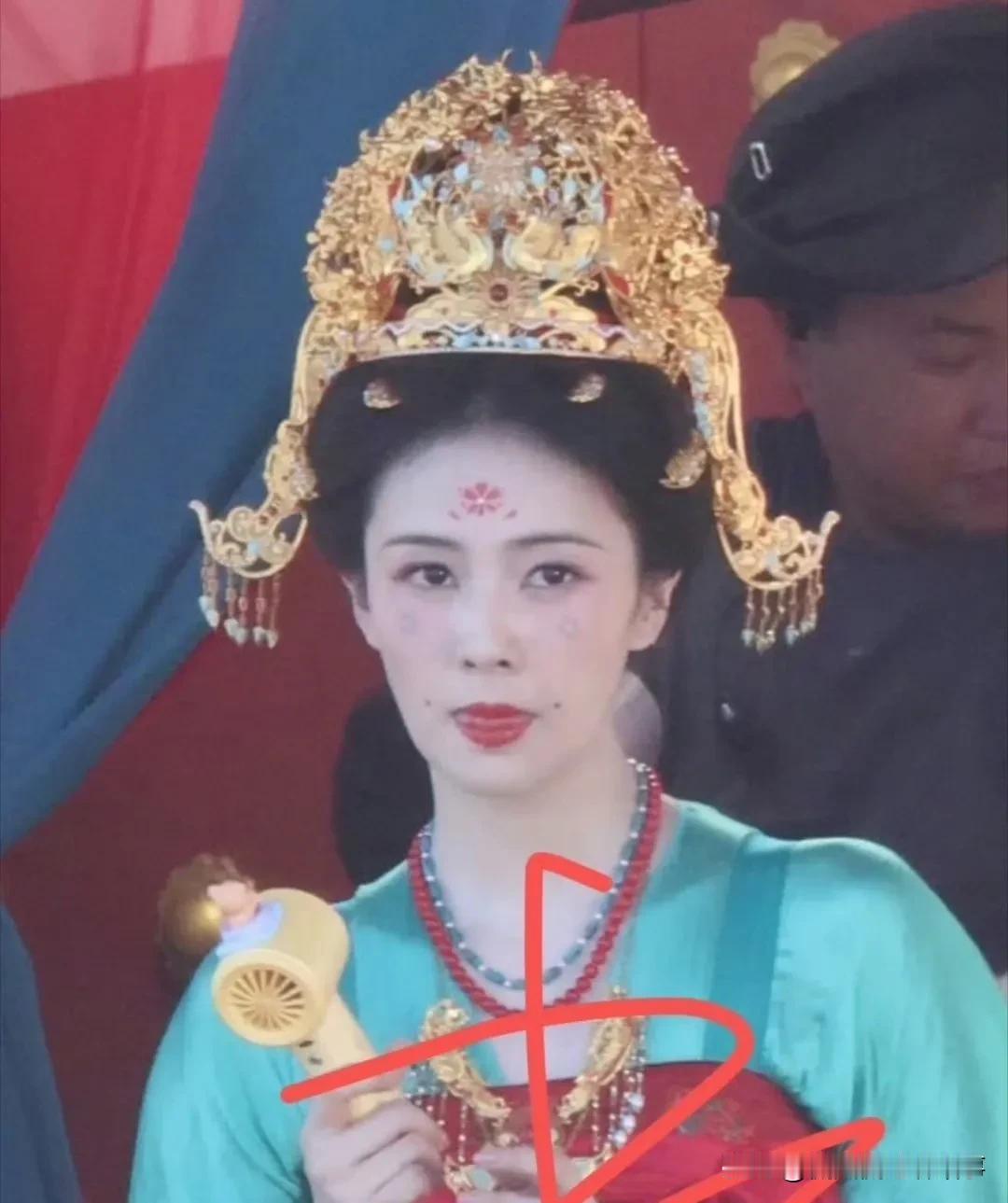 白鹿新剧《莫离》造型是咋回事啊？全网都在疯狂吐槽！有人直接开麦说“不仅播剧爱蹭，