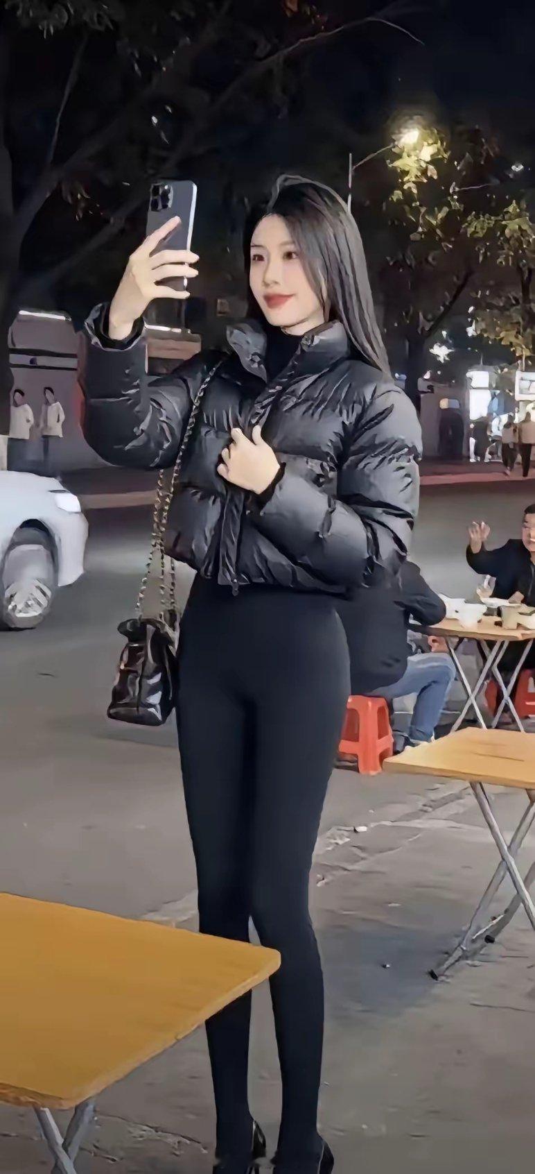 天气暖和上夜市，路边摊上生意好。拿出手机定个位，是否有人来做陪。