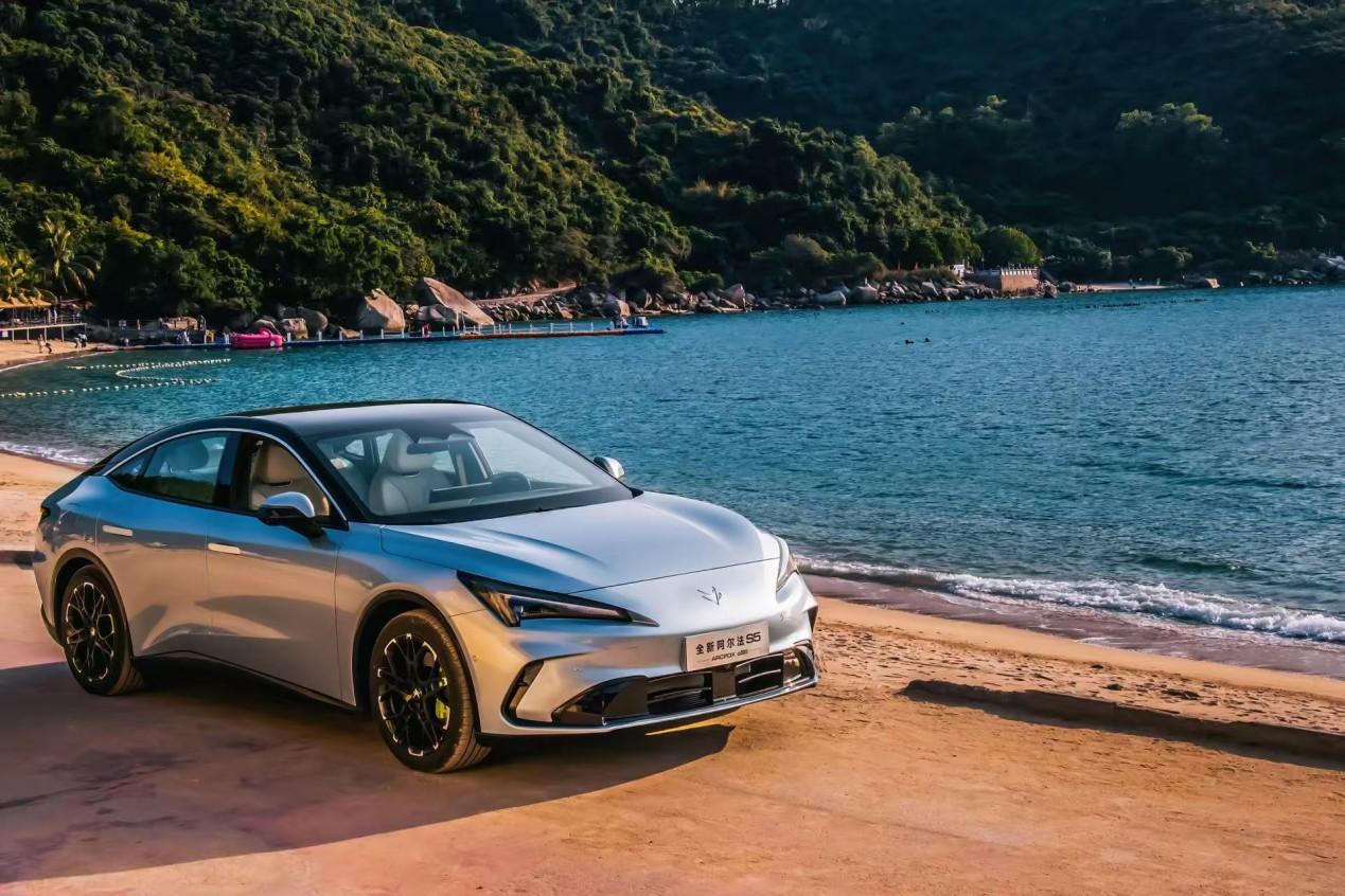 3月18日，新款极狐阿尔法S5正式上市，新车根据配置不同共推出7款车型，售价区间