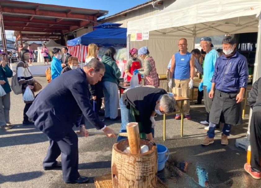 打年糕吃拉面，石破茂辞职后的日子过得美滋滋，终于不用受夹板气了。石破茂下岗以后