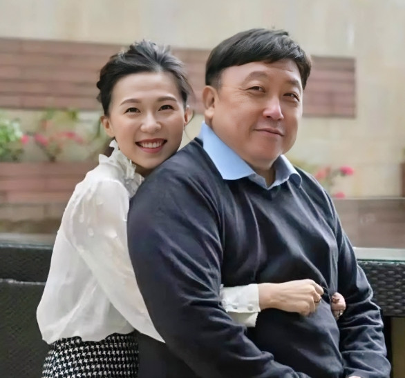 我就说王晶最近怎么变“爆料王”了！70岁的老江湖，突然把娱乐圈陈年旧事翻个