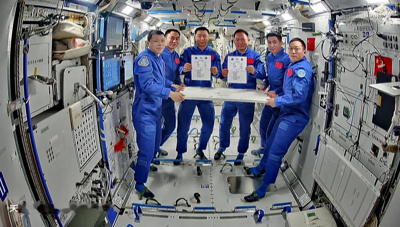 就在全国准备迎接英雄凯旋的时刻，一条“微小碎片撞击”的通报，瞬间刺痛了所有人的神