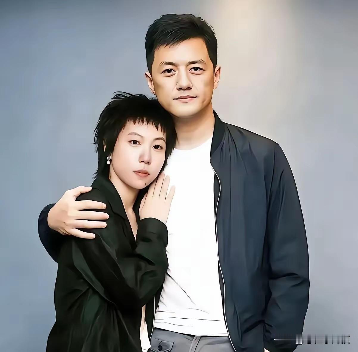 你有没有被暖到照片上的李亚鹏和窦靖童，他们不是亲生父女，但他们紧紧相依，你有