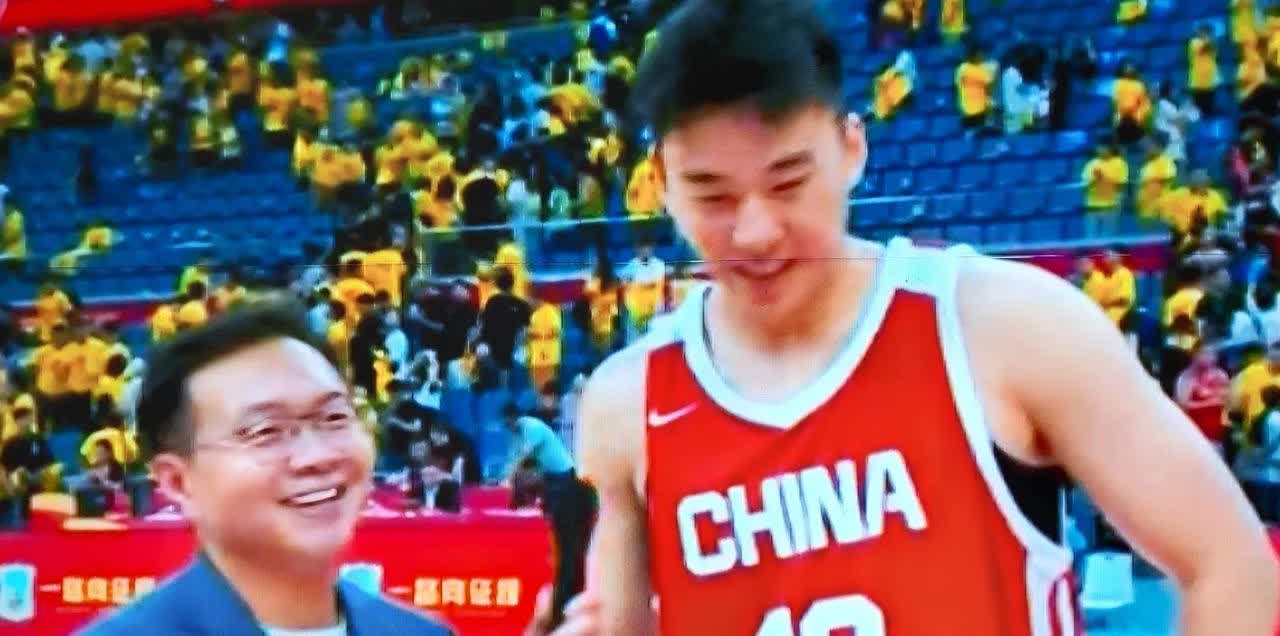 王俊杰这小子从哪里蹦出来？身高2米06，20岁，一冒头就拍死了曾凡博