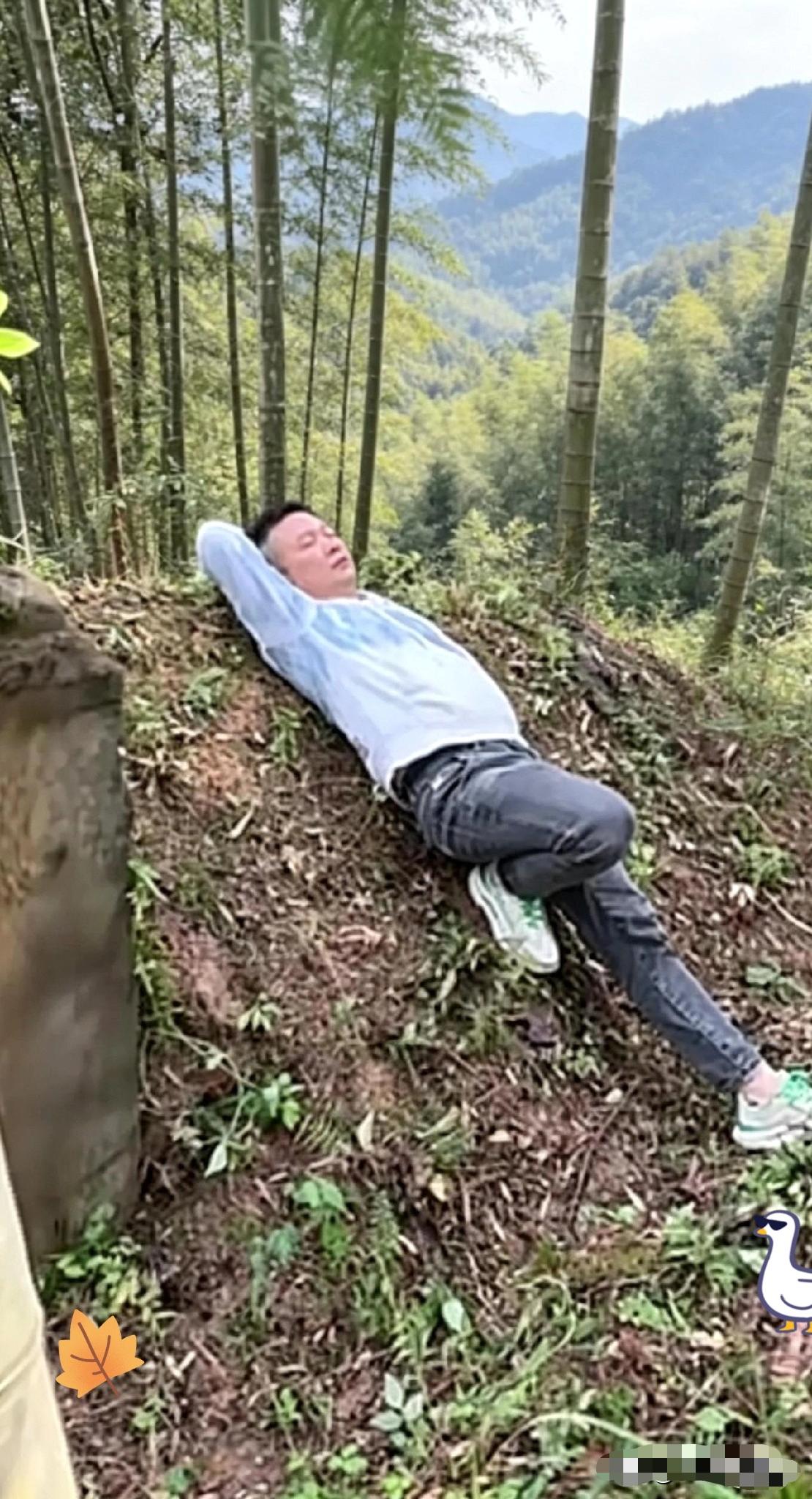 🌞遗憾终生，一位男子清明节给父亲去上坟后，躺在父亲坟上说：我这一生，没见过