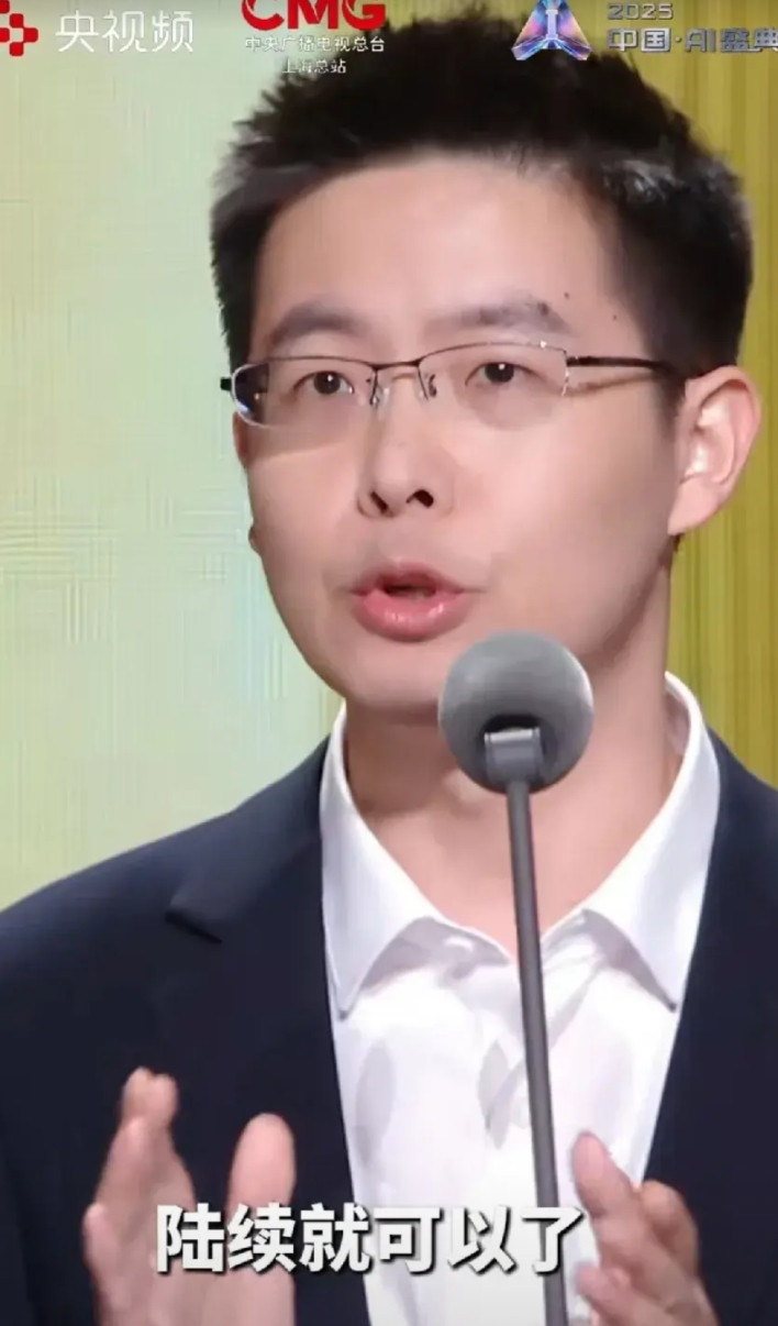 现在年轻人真敢说，当主持人朱迅问他们人形机器人什么时候能走进普通家庭的时候，王兴