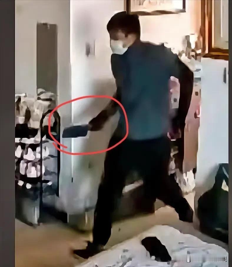 上海，一男子为在网上博取关注，竟借着酒劲直播自己用菜刀破门入户盗窃的过程。他偷走