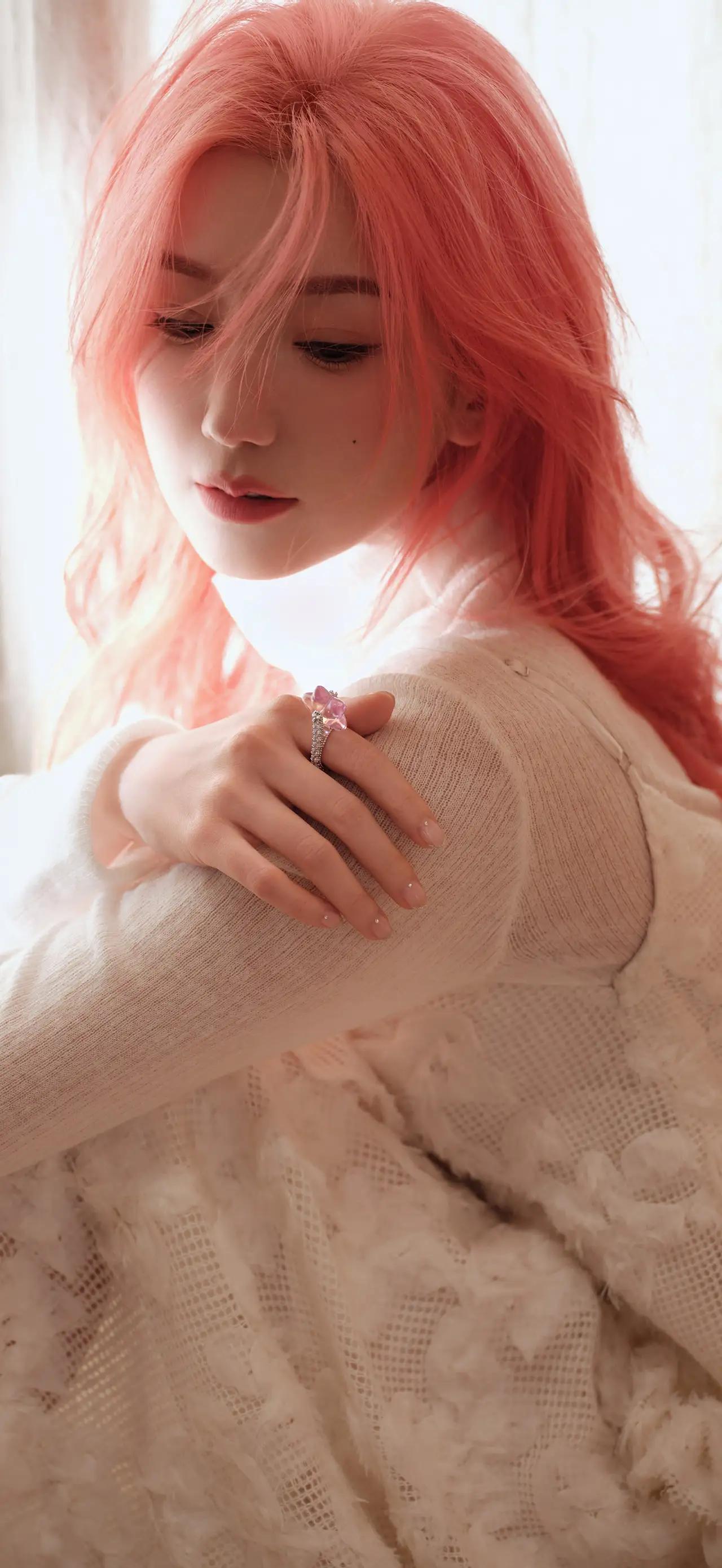 美女壁纸～毛晓彤，粉发像揉碎的蜜桃汽水，在暖光里漾开甜意。白裙裹着温柔，彩屑飘成