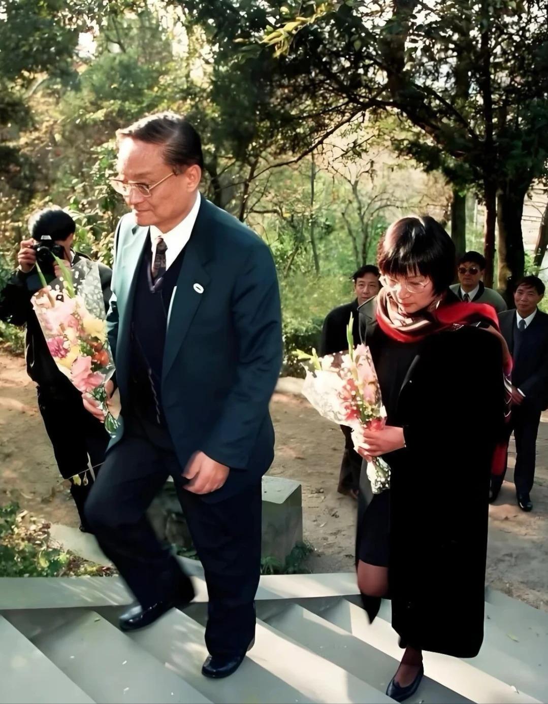 1932年，10岁的金庸参加徐志摩的葬礼。这场葬礼，留给金庸印象最深的，就是
