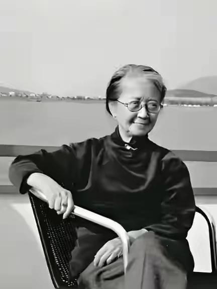 她从不体检，喝隔夜茶，患癌不化疗，活到102岁。医生追问秘诀，她说了两个字，全场