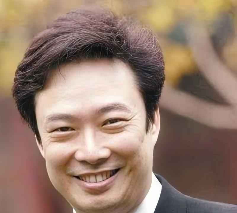 费玉清17年前问林志玲：“睡觉时腿会不会折起来？”这个没人剪辑的片段，这