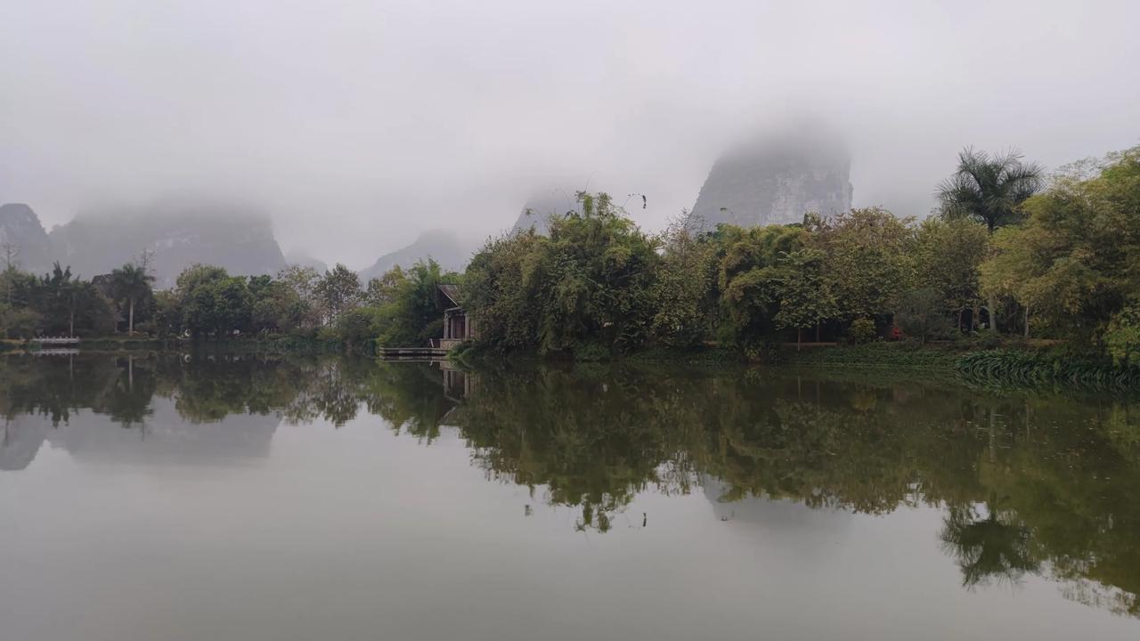 美丽的广西名仕河花好月圆场景，今天看到这张图片依然那么心情荡漾，如梦如幻的景色让