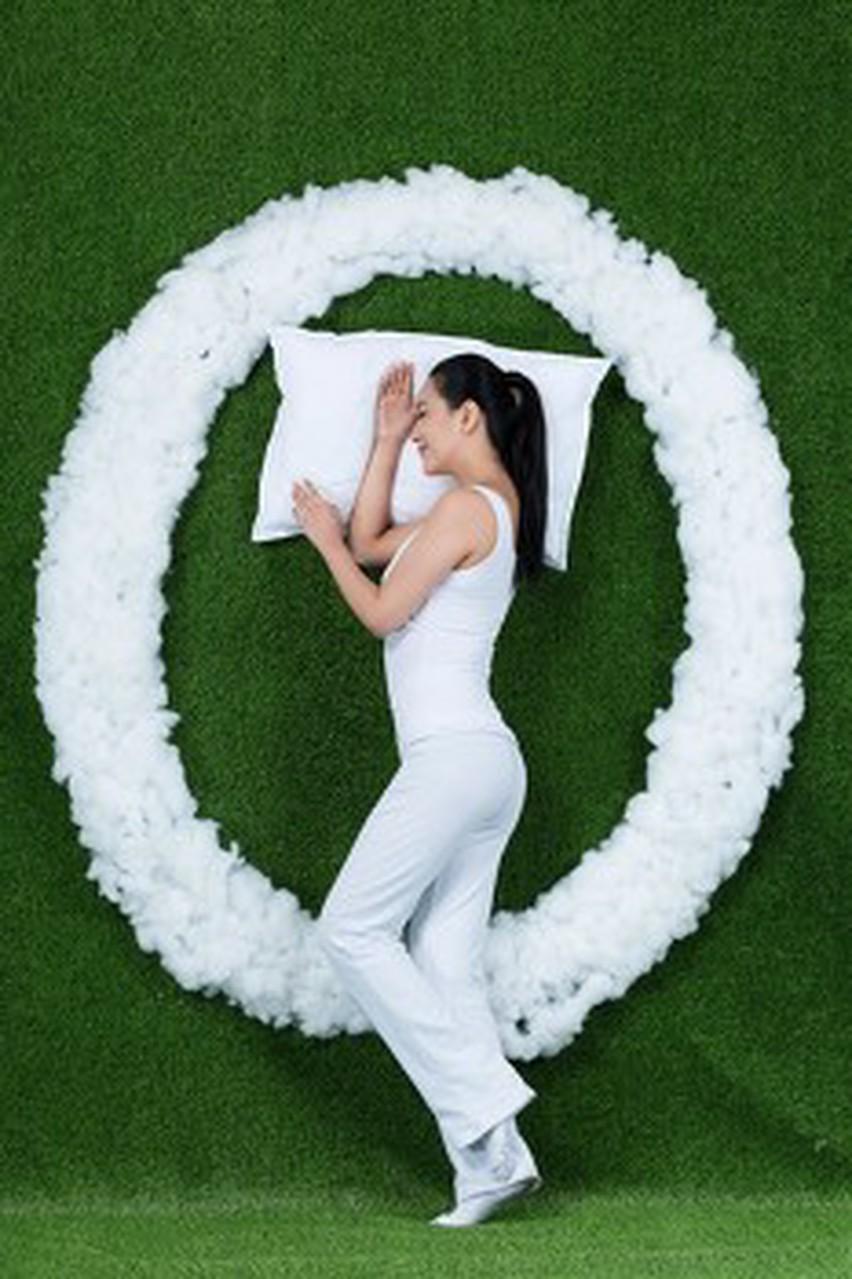 想晚上快速入眠，我有小窍门。首先调整睡眠环境，用遮光窗帘让卧室漆黑一片，把室温控