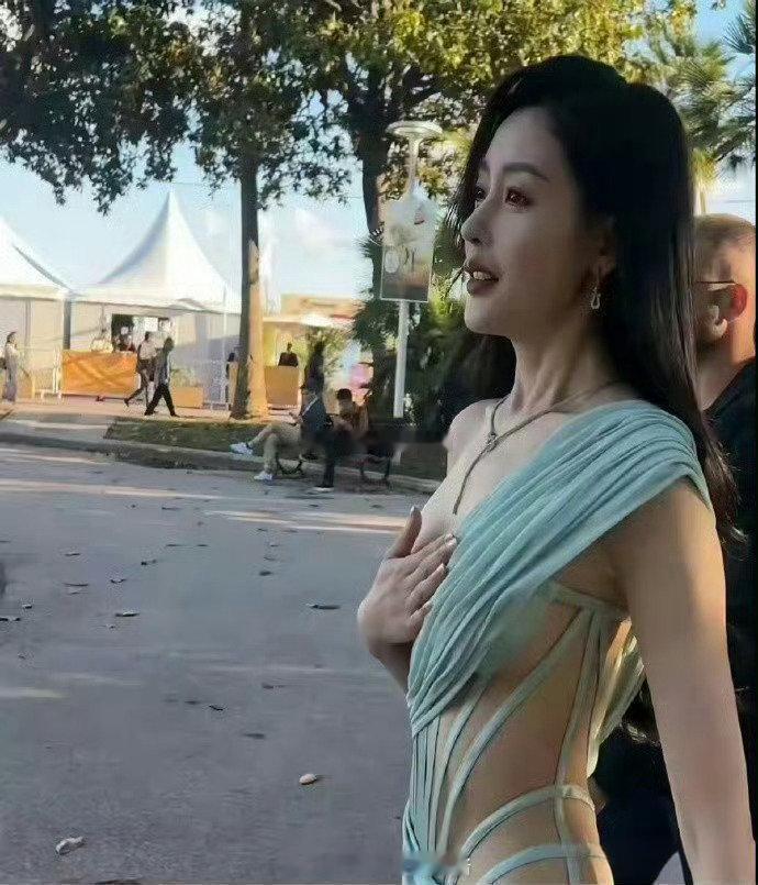 这件衣服有一点赘肉都驾驭不了这件衣服真的是对身材零容忍啊！有一丁点儿赘肉都藏不住