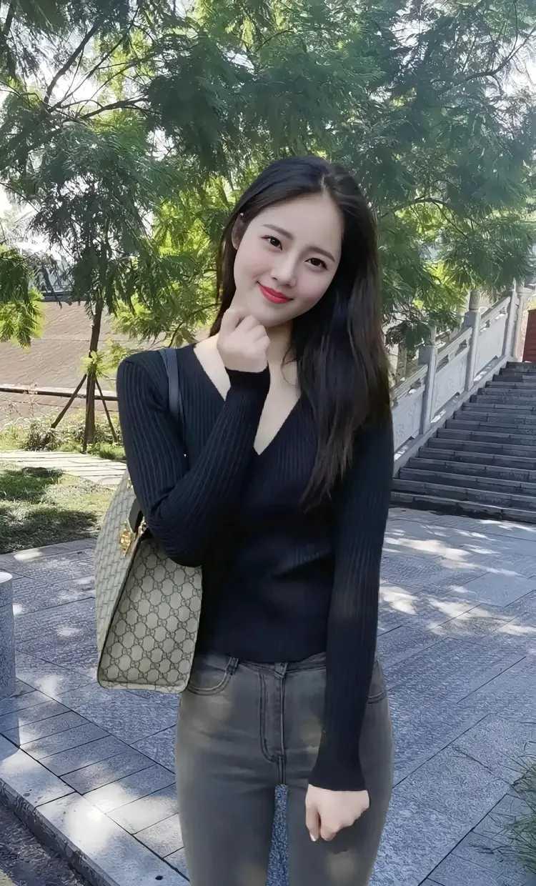 聪明反被聪明误。一对恋人相恋了几年。女子未婚先孕，遂向男子提出结婚，彩礼10