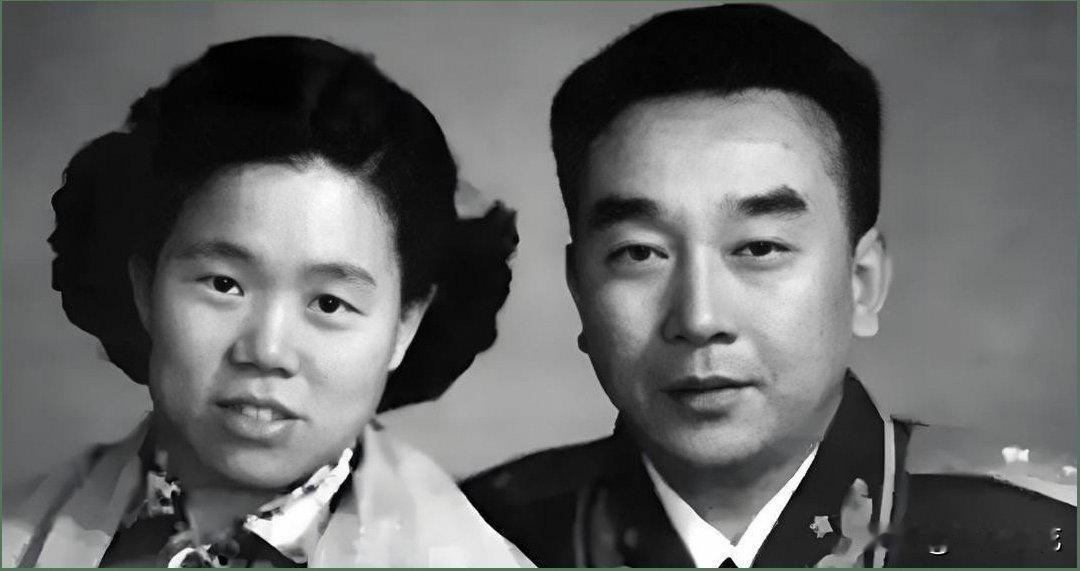 1942年，红军师长高烧40度被抬进延安，医生都摇头，23岁女护士却把他从鬼门关