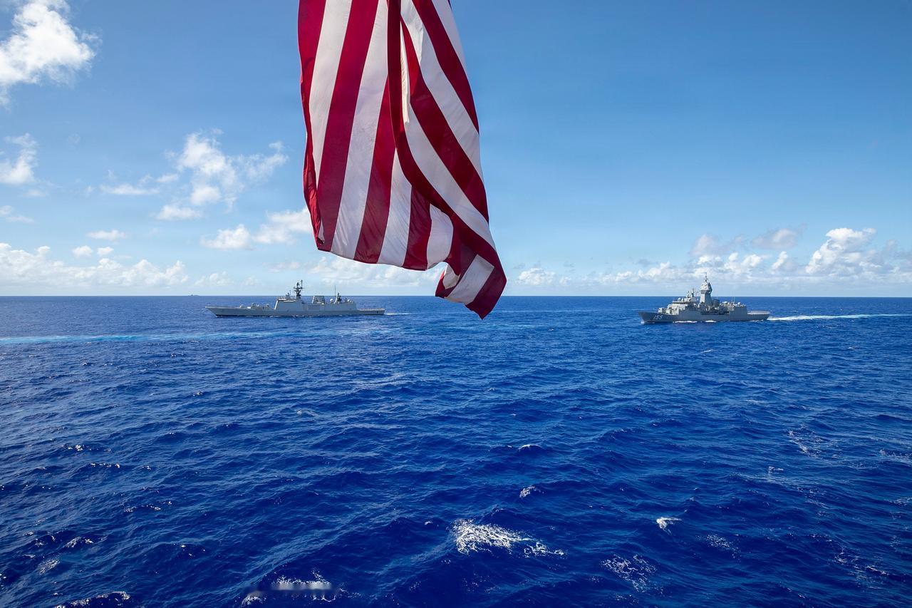 【美澳日印四国演习落幕，美媒翻看照片，看到一艘不属于演习舰队的船只】11月2