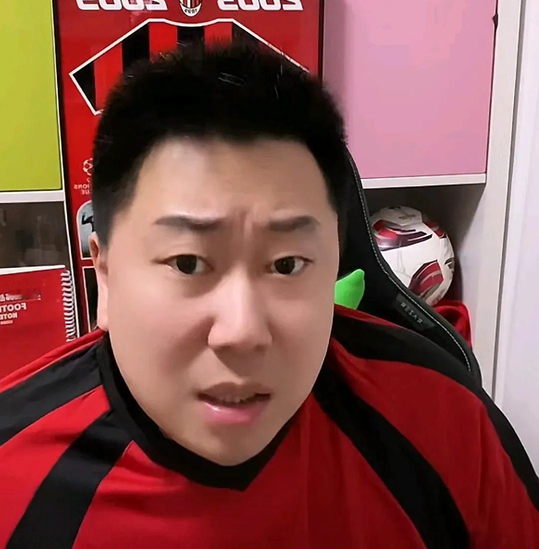 足球媒体人李宝库爆了一个料。他表示，目前中超各家俱乐部基本都是通过那几家经纪公