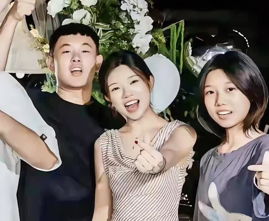 解清帅订婚现场，解梁静男友首次曝光，小伙子大方出镜，站在梁静身边，看上去精精干干