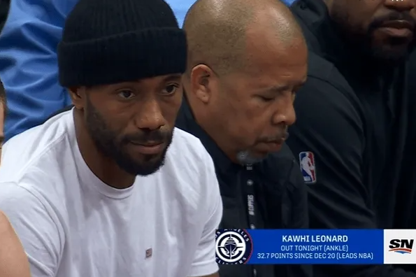 NBA常规赛，快船对阵猛龙的比赛正在进行中。本场比赛，科怀-伦纳德因脚踝伤势缺