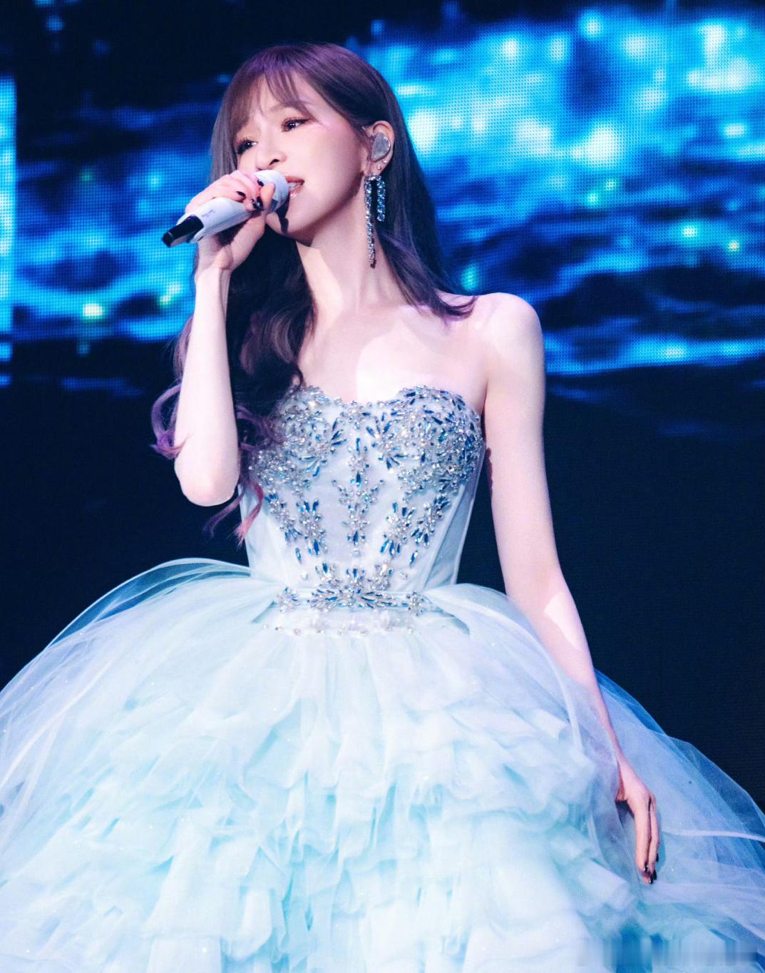 11月24日网友晒出偶遇王心凌、吴克群外出就餐的照片，这让两人的绯闻再度甚嚣尘上