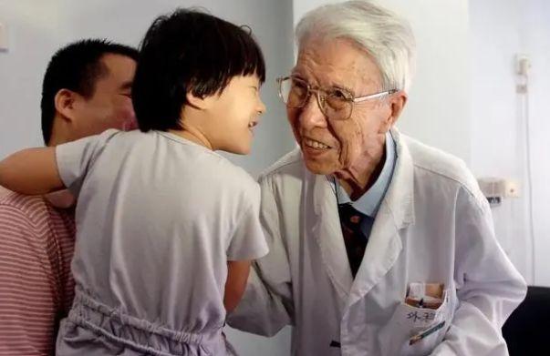 ☁1948年，他不顾妻子反对，用刀划开刚出生3天女儿的后背，看着女儿奄奄一